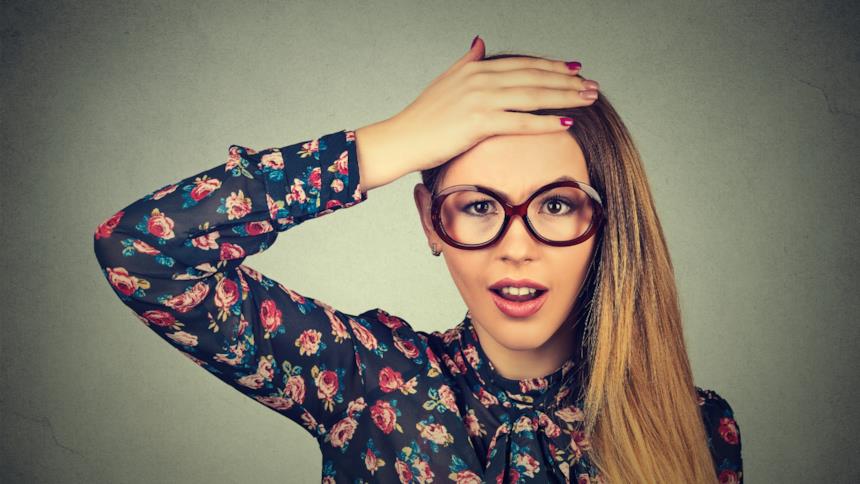 Donna stupita con una mano sulla testa