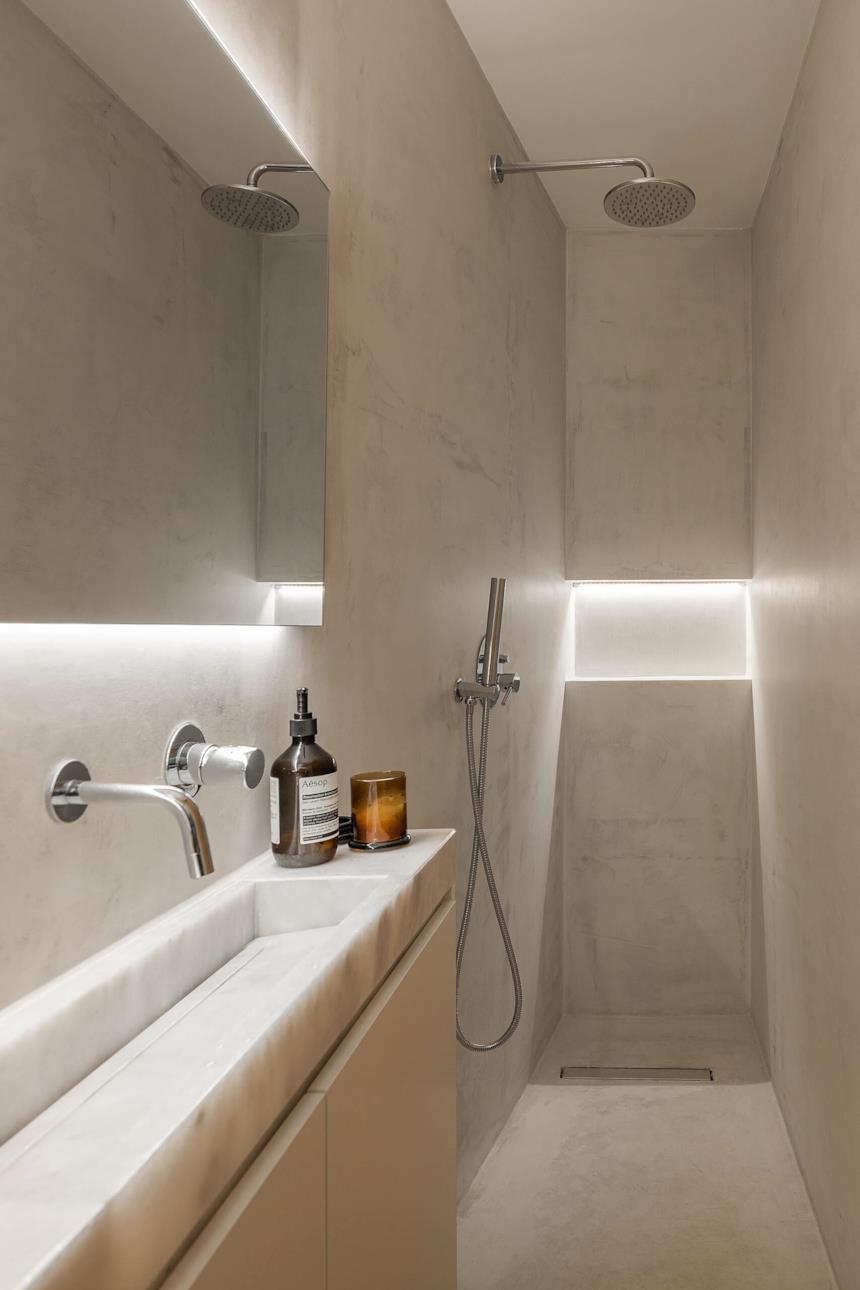 Luce da parete per un bagno lungo e stretto