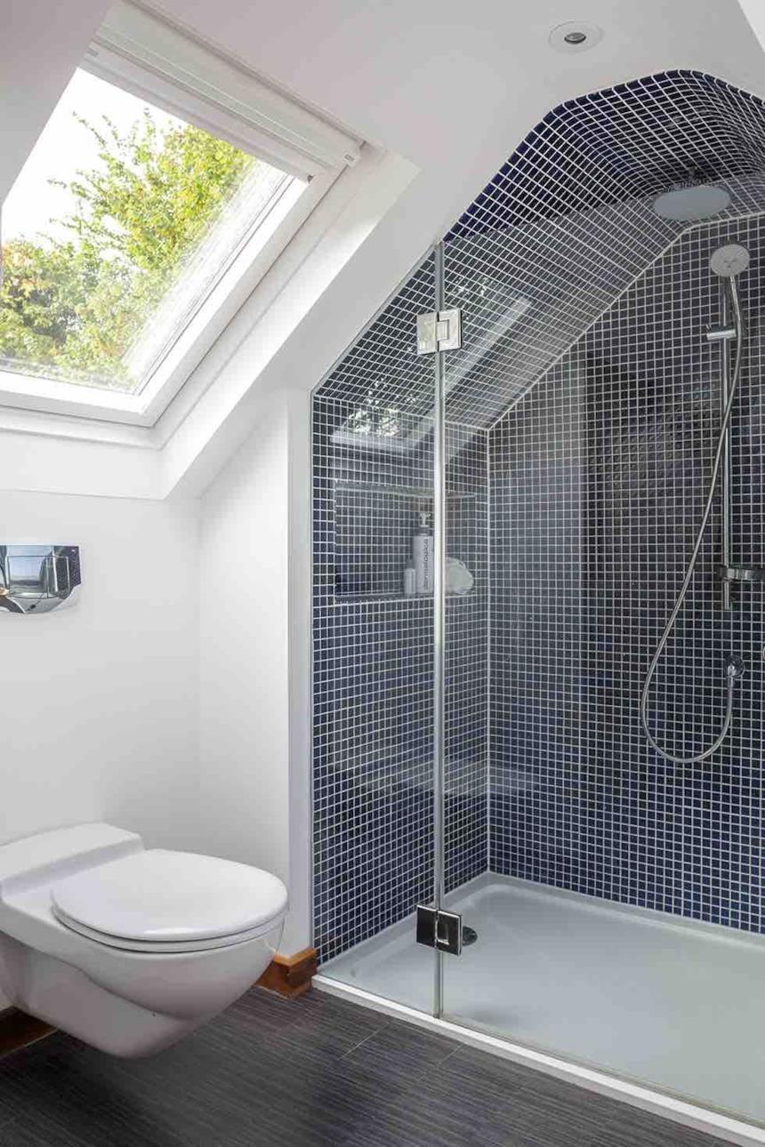 Bagno mansardato bianco 