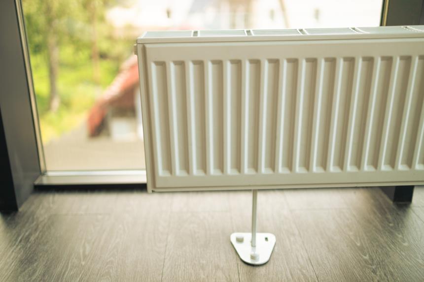 Radiatore vicino una finestra