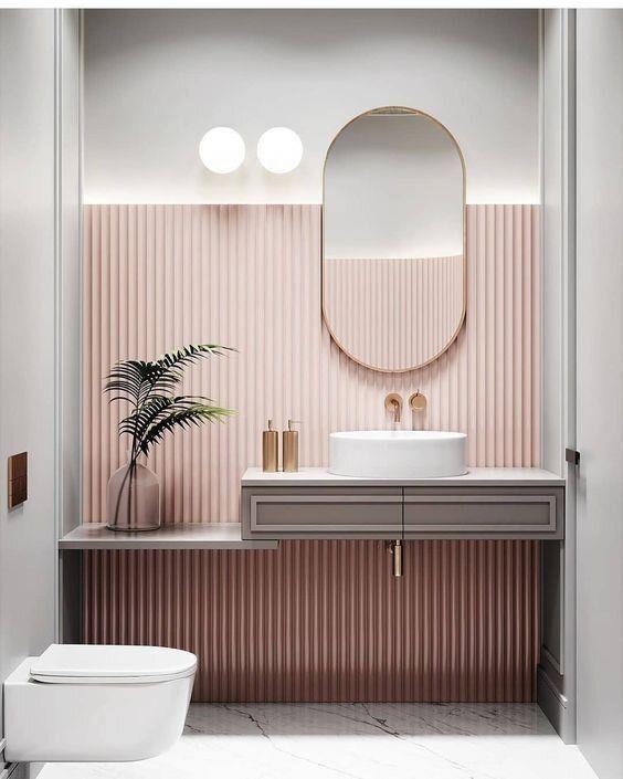 Applique vicino lo specchio del bagno