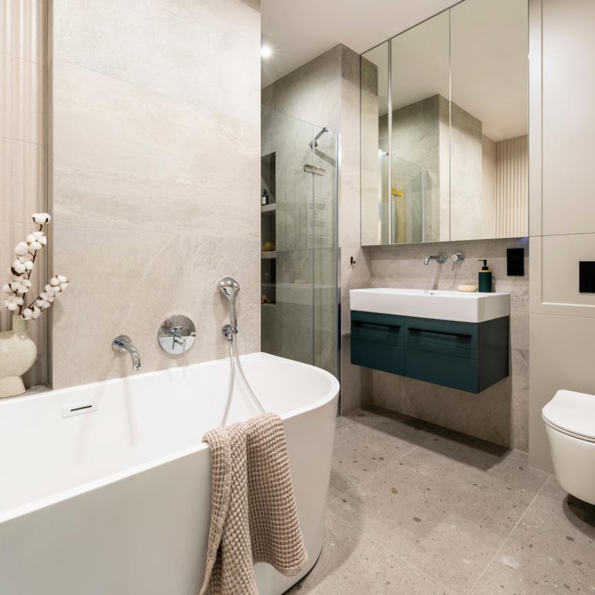 Bagno moderno con miscelatori a parete