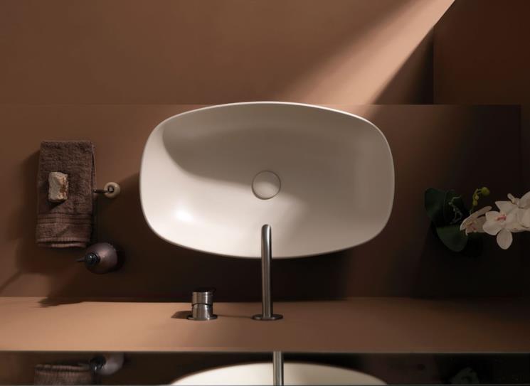 Composizione lavabo beige e arredo marrone Flaminia
