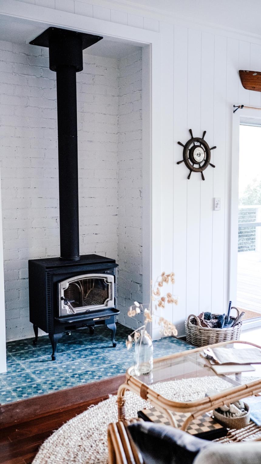 Stufa a legna in un soggiorno 