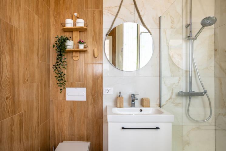 Bagno con dettagli simil legno chiaro 
