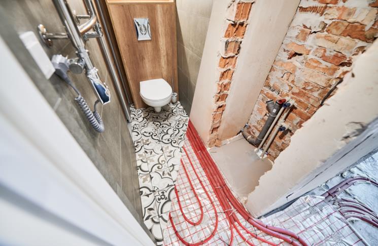 Prima e dopo installazione riscaldamento a pavimento nella zona della toilette