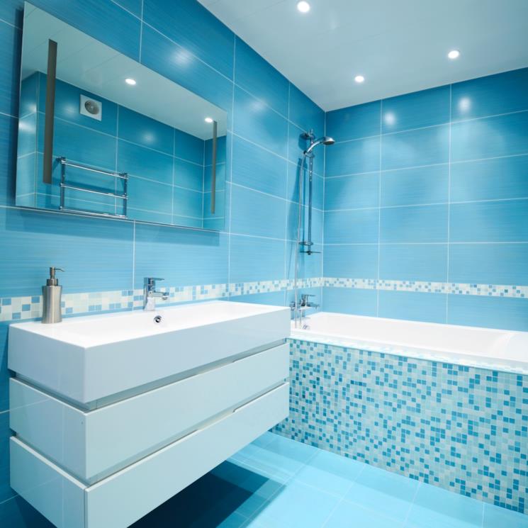 Bagno blu con mobile portalavabo bianco 