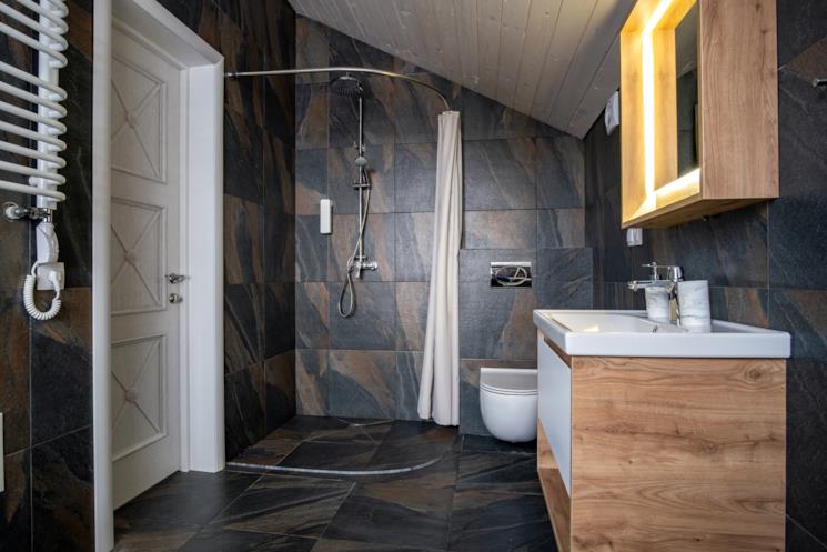 Bagno con doccia ad angolo