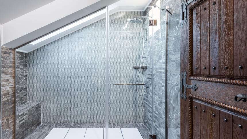 Doccia con box in vetro e rubinetteria