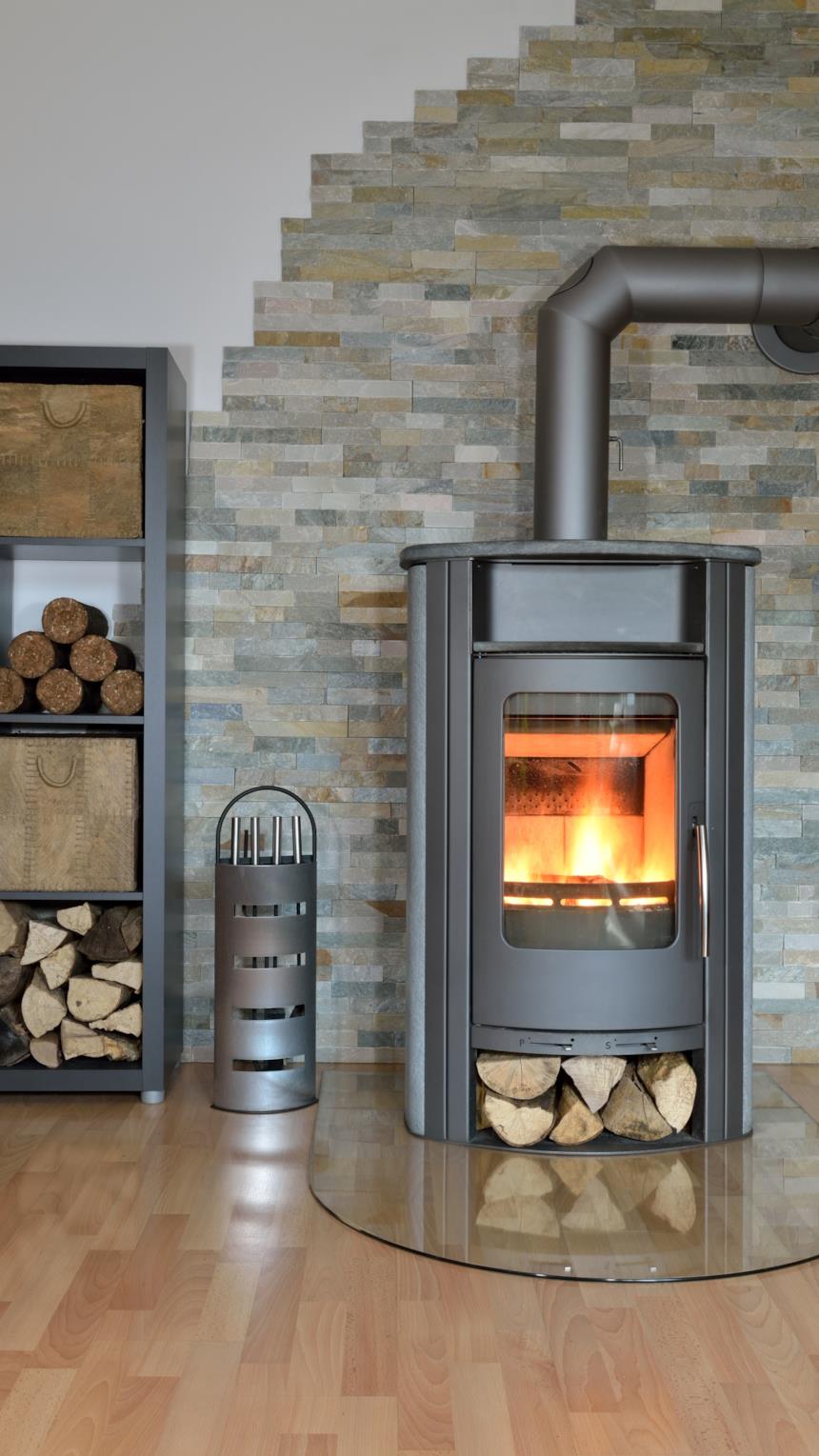 Stufa di legno con ciocchi 