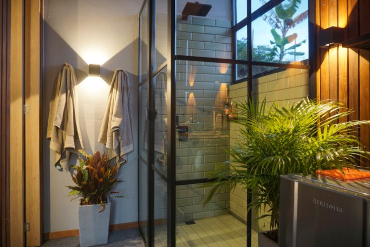 Box doccia con finestra e luci soffuse 