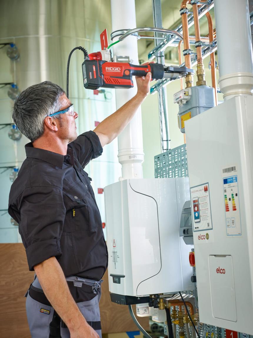 Operaio utilizza la nuova pressatrice Ridgid con motore brushless