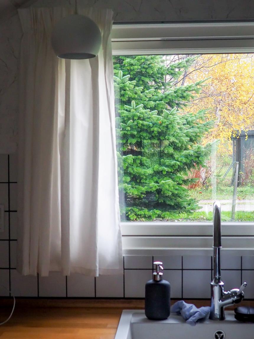 Bagno con finestra con tenda corta 