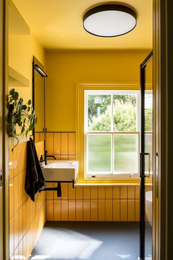 Bagno giallo con elementi neri 