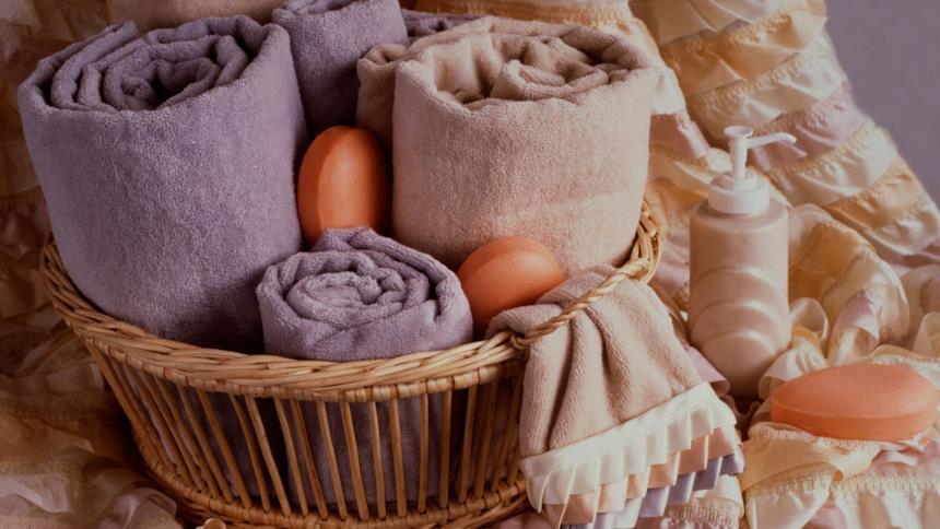 Cesto di vimini con asciugamani all'interno