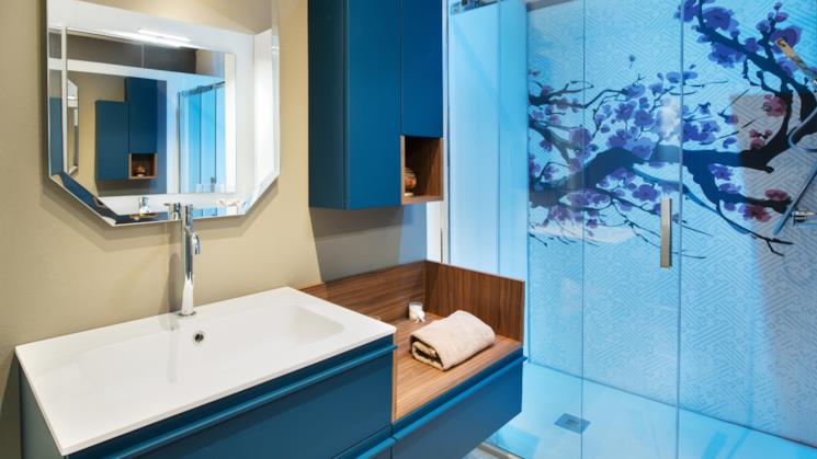 Bagno con mobile porta lavabo blu