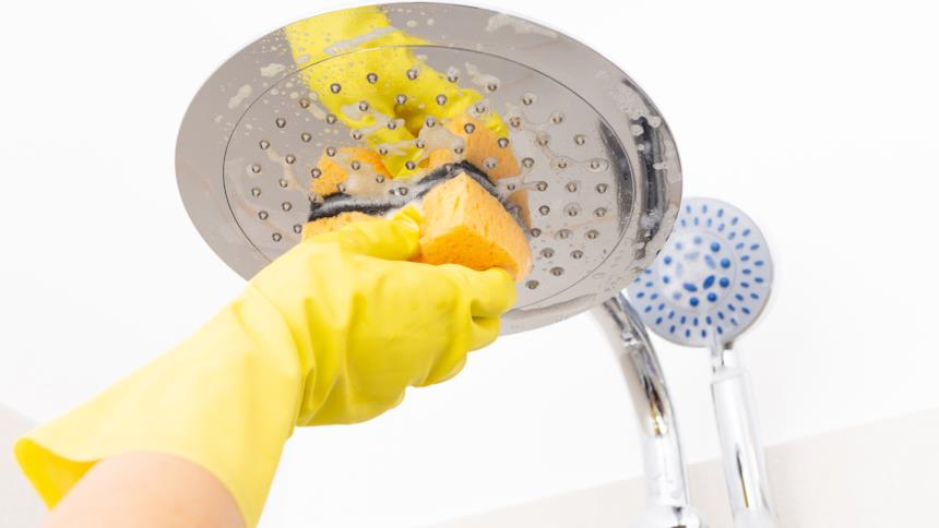 Pulzia del soffione doccia con spugna