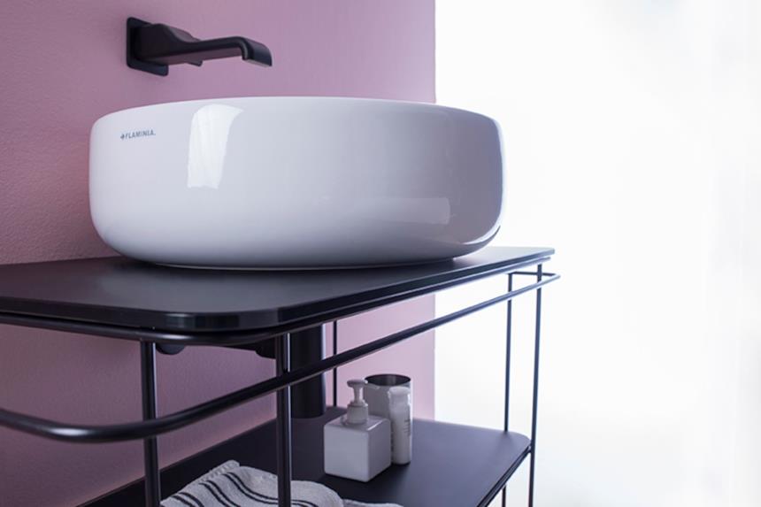 Lavabo d'appoggio sopra mobile sottolavabo in acciaio di flaminia