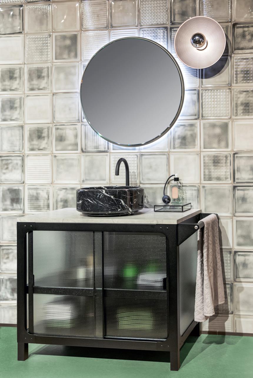 Mobile portalavabo con credenza dai vetri satinati 