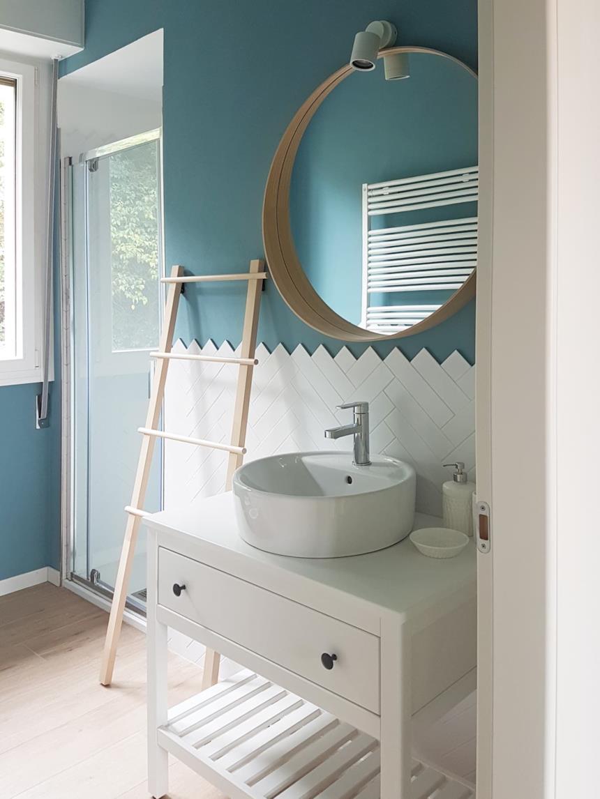 Bagno bianco e azzurro