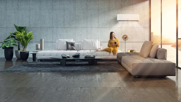 Donna si gode il fresco con il climatizzatore Hisense 