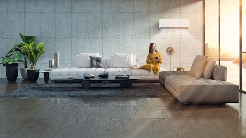 Donna si gode il fresco con il climatizzatore Hisense 