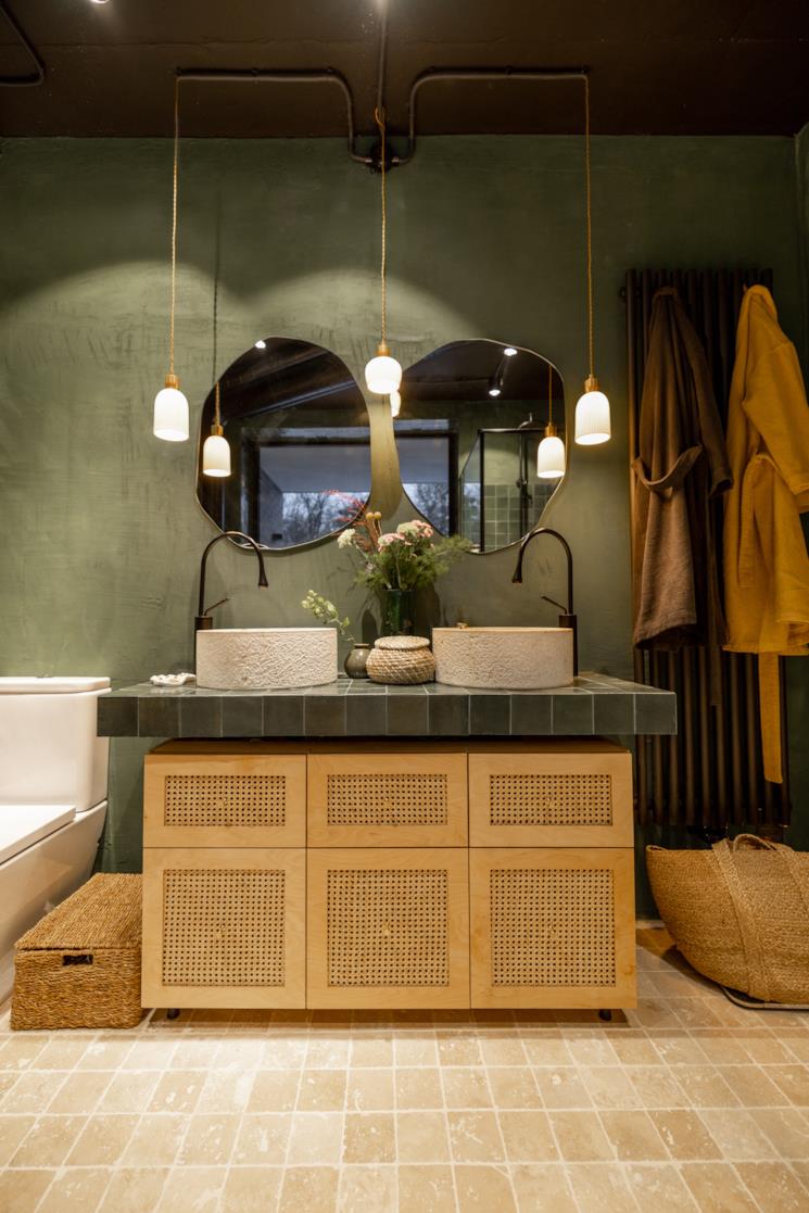 Bagno con mobile portalavabo in legno