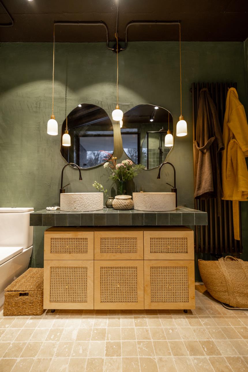 Bagno con mobile portalavabo in legno 