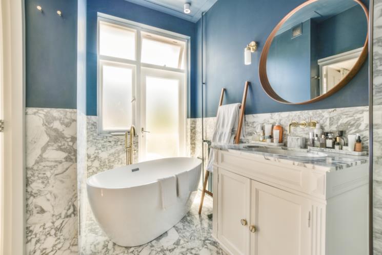 Bagno con vasca freestanding e mobile portalavabo