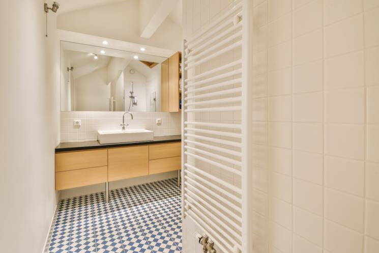 Bagno elegante con pavimento geometrico