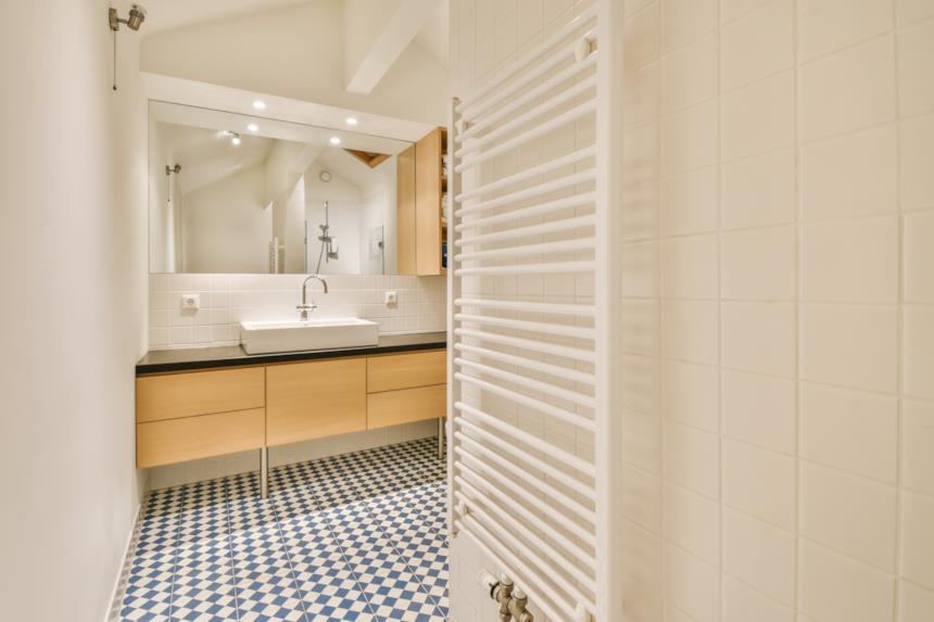 Bagno elegante con pavimento geometrico 