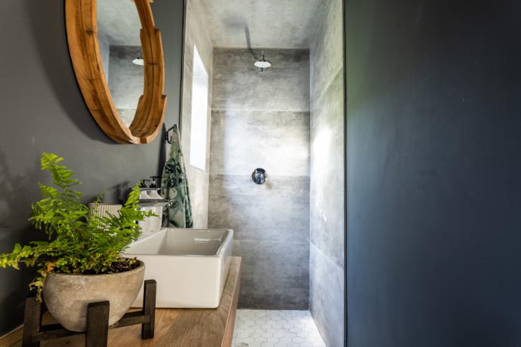 Bagno tortora con specchio in legno sopra il lavabo