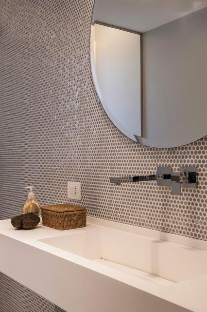 Bagno con rivestimento a mosaico