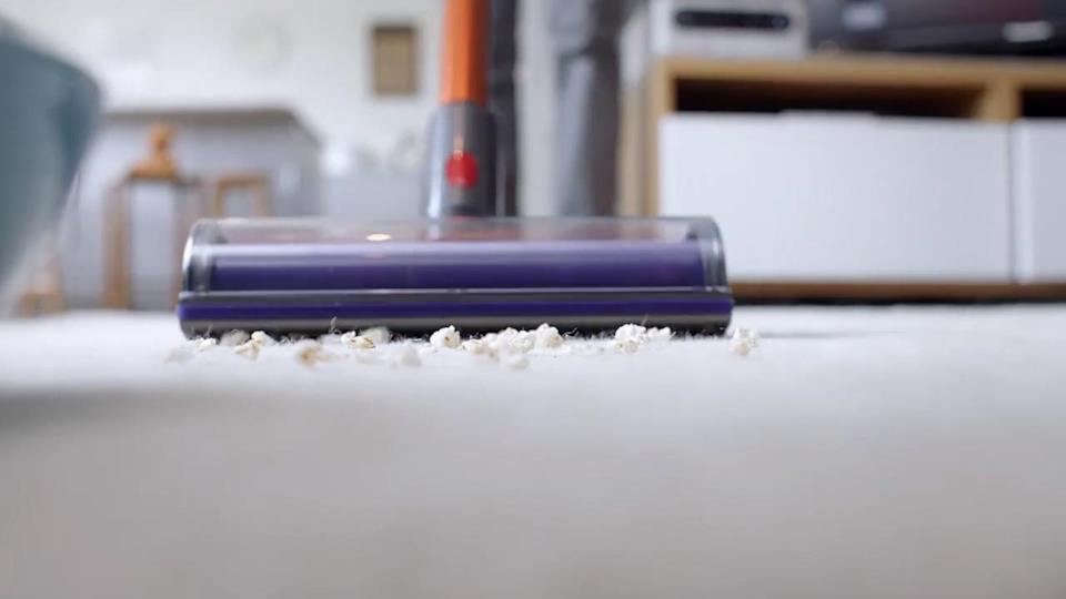 Come funziona l'aspirapolvere Dyson Cyclone V10 L'aspirapolvere Dyson Cyclone V10 pulisce frammenti di popcorn