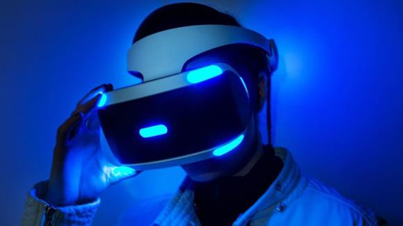 PlayStation VR indossato da uno sviluppatore