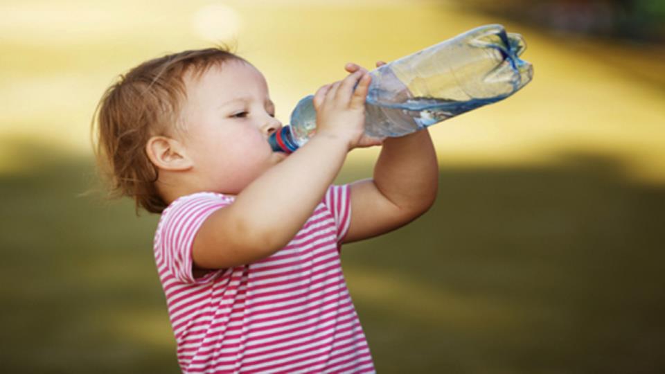 Bambino e idratazione quando fa molto caldo