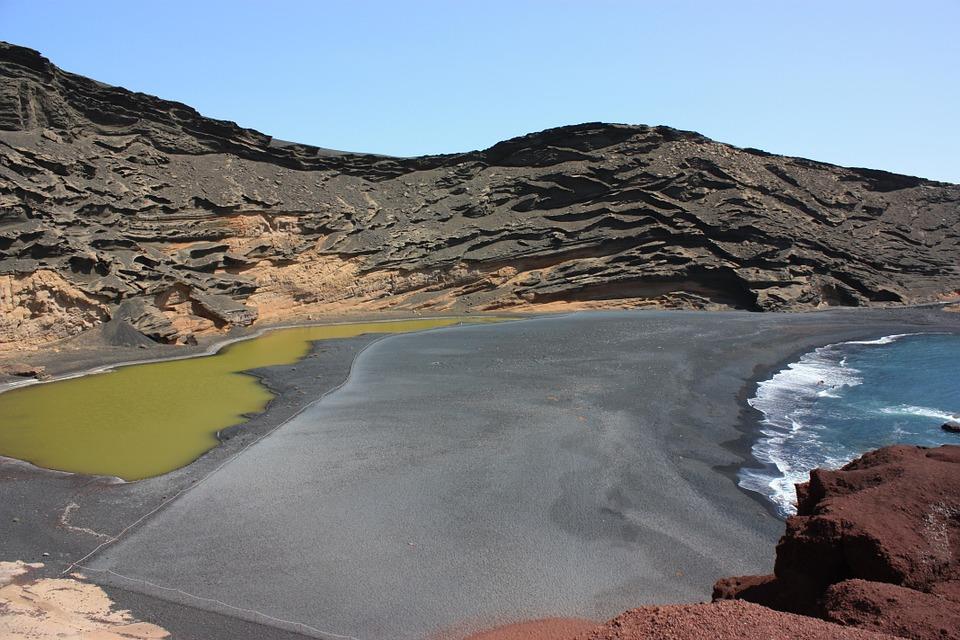 Migliori offerte per Lanzarote alle isole Canarie Il Charco de Los Clicos: una delle spiagge laviche più suggestive di Lanzarote.