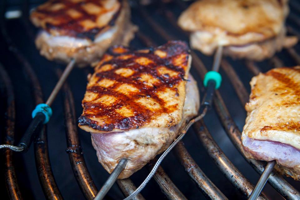 Controllo della temperatura della carne sul barbecue a gas