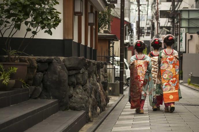 Three maiko in Gion district, Kyoto