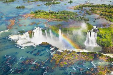 The spectacle of the Iguassu Falls: the Brazilian side