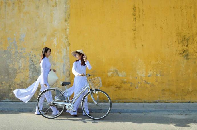 Girls in Hoi An wearing white traditional clothes