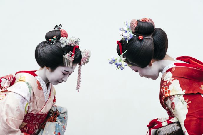 Two maiko bowin