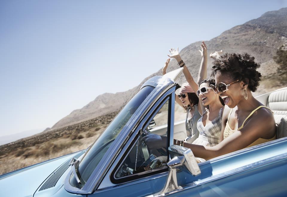 donne viaggiano in auto insieme