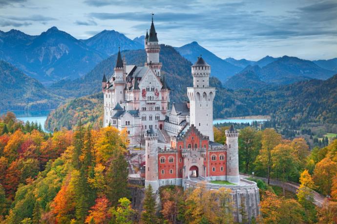 Il castello di Neuschwanstein, ancora più fiabesco grazie ai bellissimi colori autunnali