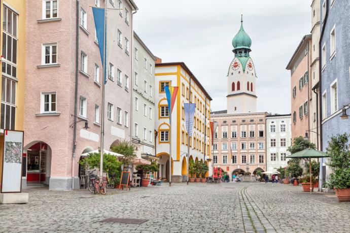 Tipica strada di Rosenheim con edifici dalle facciate tinte in color pastello.
