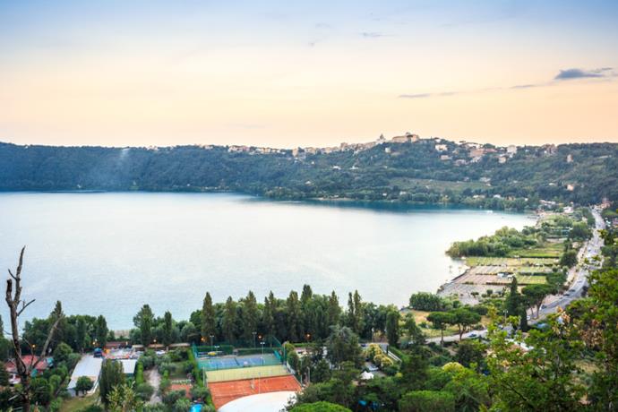 Una vista aerea del litorale del Lago di Albano.