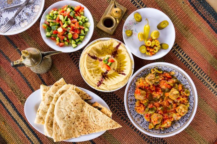 Tavola con piatti tipici della cucina giordana