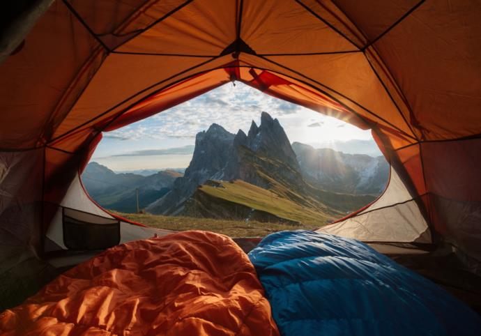 La cima delle montagne vista da una tenda da campeggio.