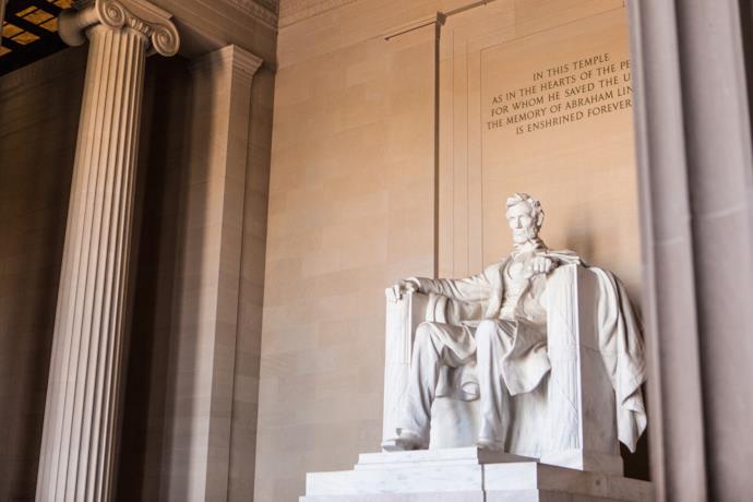 Interno del Lincoln Memorial di Washington, con la statua del 16° presidente