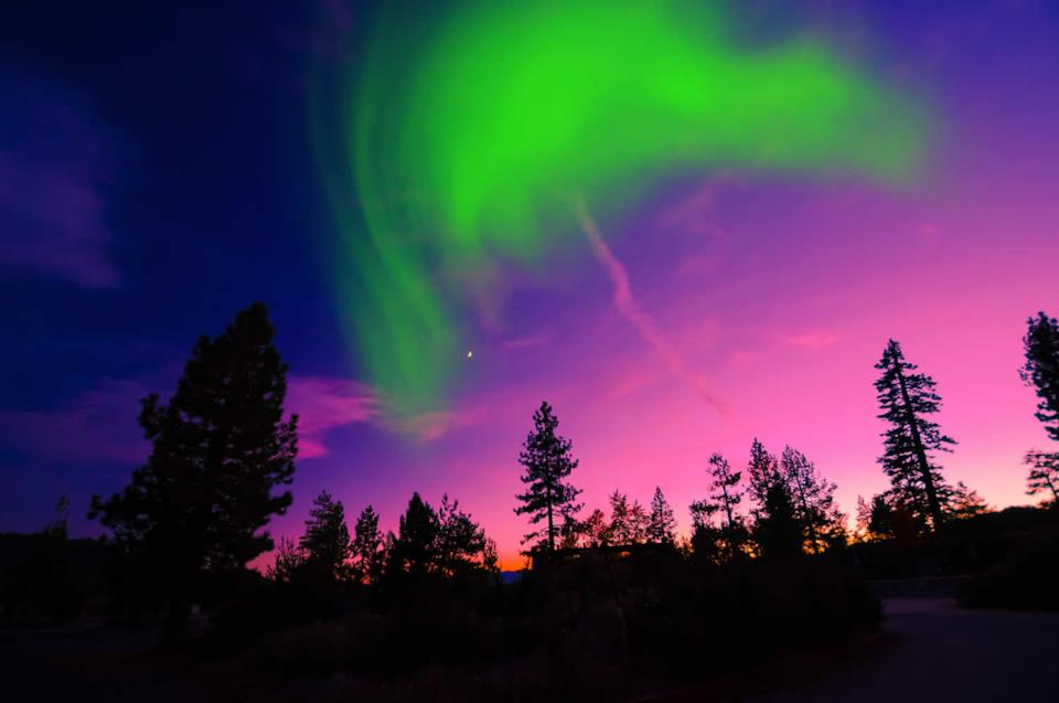 Paesaggio con aurora boreale in Canada